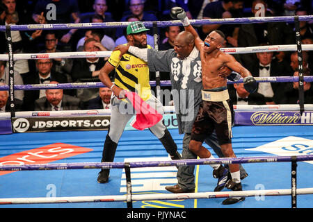 Arena Birmingham, Birmingham, Regno Unito. 8 Sep, 2018. Matchroom Boxing, Amir Khan contro Samuel Vargas; Hassan Mwakinyo (Tanzania) celebra l'arresto Sam Eggington (Birmingham) nel round 2 Credito: Azione Sport Plus/Alamy Live News Foto Stock