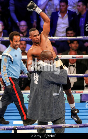 Arena Birmingham, Birmingham, Regno Unito. 8 Sep, 2018. Matchroom Boxing, Amir Khan contro Samuel Vargas; Hassan Mwakinyo (Tanzania) viene sollevato dal suo manager come celebrare lui arresto Eggington Sam (Birmingham) nel round 2 Credito: Azione Sport Plus/Alamy Live News Foto Stock