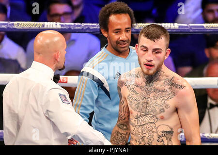 Arena Birmingham, Birmingham, Regno Unito. 8 Sep, 2018. Matchroom Boxing, Amir Khan contro Samuel Vargas; Sam Eggington (Birmingham) si dispera dopo aver perso a Hassan Mwakinyo (Tanzania) Credito: Azione Sport Plus/Alamy Live News Foto Stock