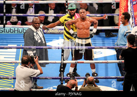 Arena Birmingham, Birmingham, Regno Unito. 8 Sep, 2018. Matchroom Boxing, Amir Khan contro Samuel Vargas; Hassan Mwakinyo (Tanzania) pone per le telecamere come egli celebra l'arresto Sam Eggington (Birmingham) nel round 2 Credito: Azione Sport Plus/Alamy Live News Foto Stock