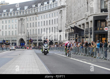 Regents Street, Londra, Regno Unito, 9 settembre 2018. Il tour della Gran Bretagna, Stadio 8 Stadio di Londra. Connor Swift, Madison Genesi, e Taylor Phinney, Team EF Education prima Ð Drapac p/b Cannondale break chiaro nel primo giro. © David Partridge / Alamy Live News Foto Stock