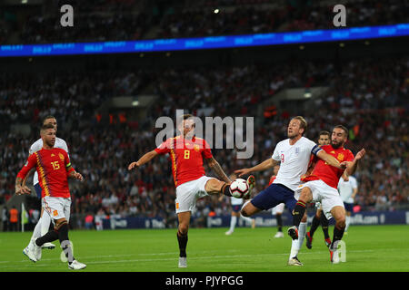 Londra, Regno Unito. 8° settembre 2018. Harry Kane di Inghilterra va giù in area di rigore dopo una sfida da Dani Carvajal di Spagna - Inghilterra e Spagna, nazioni UEFA League - Gruppo A4, lo Stadio di Wembley, Londra - 8 settembre 2018 Credit: Richard Calver/Alamy Live News Foto Stock