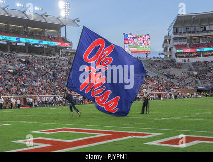 Oxford, MS, STATI UNITI D'AMERICA. 08 Sep, 2018. L'Ole Miss Rebel sventola dopo un touchdown durante il NCAA di gioco a Vaught- Hemingway Stadium di Oxford, MS. Ole Miss sconfitto SIU, 76-41. Kevin Langley/CSM/Alamy Live News Foto Stock