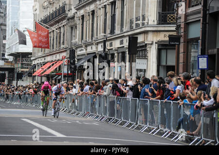 Regents Street, Londra, Regno Unito, 9 settembre 2018. Il tour della Gran Bretagna, Stadio 8 Stadio di Londra. Connor Swift, Madison Genesi, e Taylor Phinney, Team EF Education prima Ð Drapac p/b Cannondale break chiaro nel primo giro. © David Partridge / Alamy Live News Foto Stock