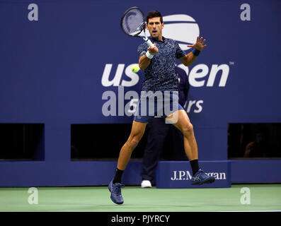 Flushing Meadows, New York, Stati Uniti d'America. 9 Settembre 2018: US Open Tennis: Novak Djokovic di Serbia colpisce un ritorno diretti a Juan Martin Del Potro di Argentina in US Open uomini finale. Credito: Adam Stoltman/Alamy Live News Foto Stock