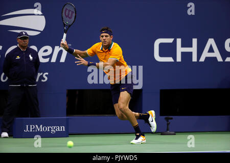 Flushing Meadows, New York, Stati Uniti d'America. 9 Settembre 2018: US Open Tennis: Juan Martin Del Potro di Argentina che serve a Novak Djokovic di Serbia in US Open uomini finale. Djokovic ha vinto la partita in retta fissa per rivendicare il suo terzo US Open e del titolo XIV Grand Slam titolo globale. Credito: Adam Stoltman/Alamy Live News Foto Stock