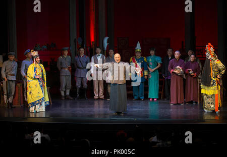 A Mississauga, in Canada. 9 Sep, 2018. Chen Peisi (C) esegue nel dramma teatrale "tage' a Mississauga Living Arts Centre di Mississauga, la maggiore area di Toronto(GTA), in Canada il 7 settembre 9, 2018. Il gioco diretto da commedia cinese artista Chen Peisi racconta una storia di Pechino Opera artisti nel 1930s. Credito: Zou Zheng/Xinhua/Alamy Live News Foto Stock