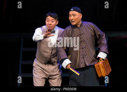 A Mississauga, in Canada. 9 Sep, 2018. Chen Peisi (R) e Guo Xiao eseguire nel teatro il dramma 'Stage' a Mississauga Living Arts Centre di Mississauga, la maggiore area di Toronto(GTA), in Canada il 7 settembre 9, 2018. Il gioco diretto da commedia cinese artista Chen Peisi racconta una storia di Pechino Opera artisti nel 1930s. Credito: Zou Zheng/Xinhua/Alamy Live News Foto Stock