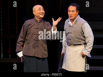 A Mississauga, in Canada. 9 Sep, 2018. Chen Peisi (L) e Yang Lixin eseguire nel teatro il dramma 'Stage' a Mississauga Living Arts Centre di Mississauga, la maggiore area di Toronto(GTA), in Canada il 7 settembre 9, 2018. Il gioco diretto da commedia cinese artista Chen Peisi racconta una storia di Pechino Opera artisti nel 1930s. Credito: Zou Zheng/Xinhua/Alamy Live News Foto Stock