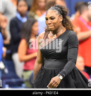 Serena Williams degli Stati Uniti reagisce dopo aver ricevuto una penalità di gioco nella seconda serie durante il singolare femminile partita finale degli US Open Tennis Tournament di Arthur Ashe Stadium USTA Billie Jean King National Tennis Center in Flushing, Queens, a New York City, Stati Uniti, 8 settembre 2018. Credito: AFLO/Alamy Live News Foto Stock