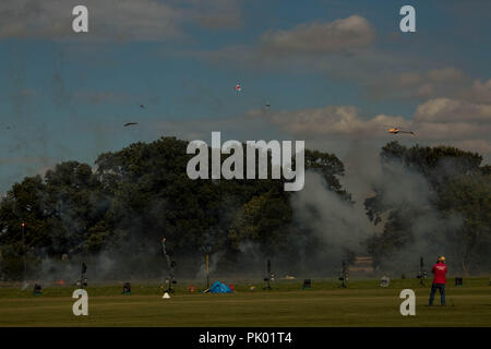 Battaglia aerea con effetti speciali e fuochi d'artificio display, durante il modello meridionale Air Show tenutosi questo fine settimana il 8 e 9 settembre presso l'aerodromo Headcorn.Kent, Regno Unito. Il 9 settembre 2018. Foto Stock