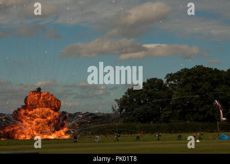 Battaglia aerea con effetti speciali e fuochi d'artificio display, durante il modello meridionale Air Show tenutosi questo fine settimana il 8 e 9 settembre presso l'aerodromo Headcorn.Kent, Regno Unito. Il 9 settembre 2018. Foto Stock