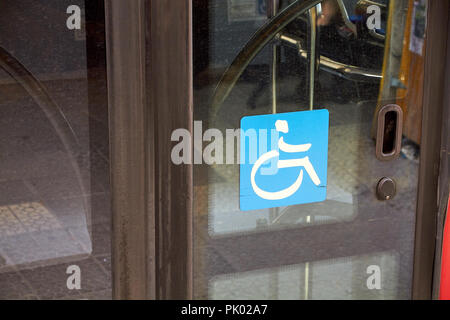 Accesso per sedia a rotelle su un autobus pubblico Foto Stock