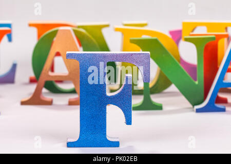 Maiuscole colorate lettere inglesi su sfondo bianco. Foto Stock