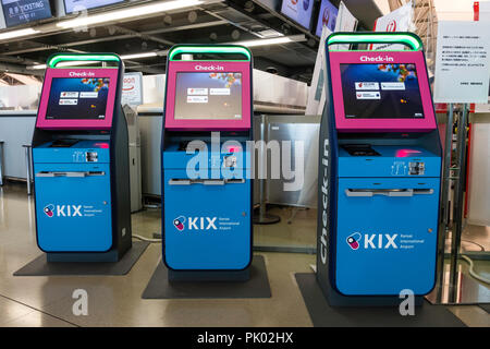 Osaka. L'Aeroporto Internazionale di Kansai. KIX, terminale interno 1, quarto piano partenze internazionali. Fila di tre automatico di check in macchine. Foto Stock