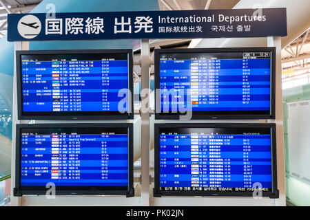 Giappone, Osaka. L'Aeroporto Internazionale di Kansai. KIX, terminale interno 1, quarto piano partenze internazionali. Partenze internazionali schede display. Foto Stock