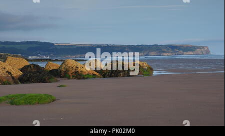 Whitby, Stathes e Robin Hood's Bay, East Coast, North Yorkshire paesaggi marini e paesaggi durante il sunrise. Foto Stock