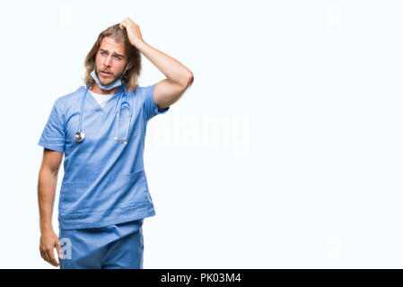 Bel giovane medico uomo con capelli lunghi oltre isolato confondere in background e si interrogano sulla questione. Incerta con dubbio, pensando che con la mano sulla testa. Foto Stock