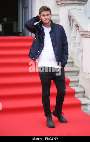 UK Premiere della moglie tenutosi presso la Somerset House - Arrivi con: Jeremy Irvine dove: Londra, Regno Unito quando: 09 Ago 2018 Credit: Lia Toby/WENN.com Foto Stock