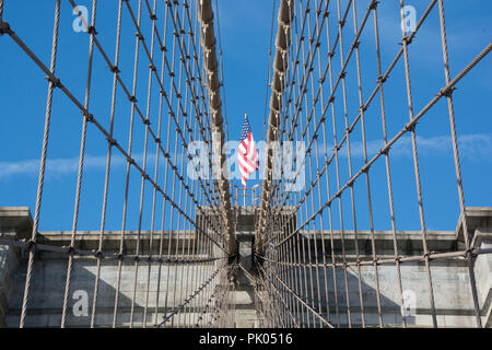 Il Ponte di Brooklyn a New York nel mese di gennaio 2016. Vista dal ponte di coperta cercando tra i cavi in corrispondenza di una delle torri. Foto Stock