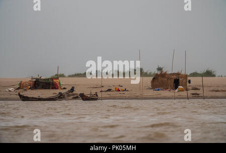 Poveri alloggiamento sulla banca del Irrawaddy, Myanmar Foto Stock