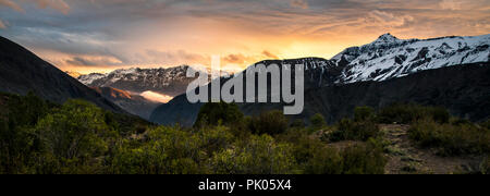 Una vista panoramica della parte di Cajon del Maipo, una profonda valle vicino a Santiago del Cile. Presa verso la fine dell'inverno. Foto Stock