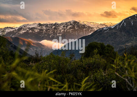 Una vista panoramica della parte di Cajon del Maipo, una profonda valle vicino a Santiago del Cile. Presa verso la fine dell'inverno. Foto Stock