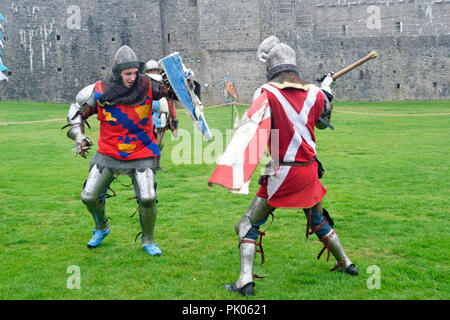 Storia viva weekend. Cavalieri medievali in battaglia presso il Pembroke Castle, Pembrokeshire, Wales, Regno Unito Foto Stock