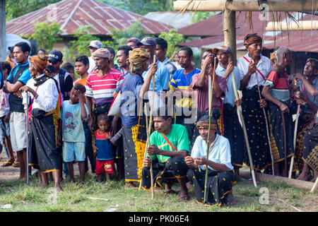 BAJAWA, Indonesia - 19 Maggio: Unidentified le persone si radunano per il tradizionale incontro di pugilato vicino a Bajawa in Nusa Tenggara orientale, Indonesia il 19 maggio 2017. Foto Stock