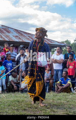 BAJAWA, Indonesia - 19 Maggio: Unidentified le persone si radunano per guardare la boxe tradizionale e danza vicino a Bajawa in Nusa Tenggara orientale, Indonesia il 19 maggio Foto Stock