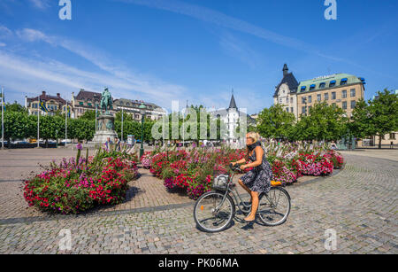 Piazza Stortoget, grande e oldes square a Malmö con la statua equestre del re Carlo X Gustavo di Svezia, Malmö, Scania in Svezia Foto Stock