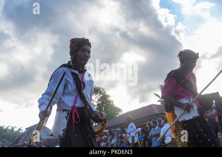 BAJAWA, Indonesia - 19 Maggio: Anziani Non identificato contro le nuvole tropicale vicino a Bajawa in Nusa Tenggara orientale, Indonesia il 19 maggio 2017. Foto Stock