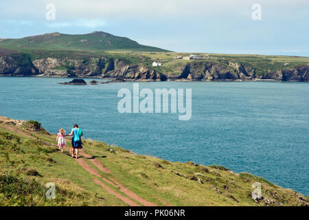 Madre e figlia a piedi lungo su St Davids Costa, Pembrokeshire, Wales, Regno Unito Foto Stock