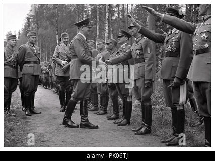 Incontro DI HITLER con l'esercito finlandese durante la seconda Guerra Mondiale, insieme agli alti ufficiali dell'esercito tedesco che gli danno il saluto del nazista Heil Hitler, con il maresciallo di campo Mannerheim alle spalle. Adolf Hitler si è recato in Finlandia il 4 giugno 1942, apparentemente per congratularsi con Mannerheim per il suo 75° compleanno. Mannerheim non voleva incontrarlo nella sua sede a Helsinki. L'incontro si è svolto nei pressi di Imatra, nella Finlandia sudorientale, ed è stato organizzato in segreto. Da Immola Airfield, Hitler, accompagnato dal presidente Ryti, è stato guidato verso il punto in cui Mannerheim stava aspettando in una stazione ferroviaria. L'incontro è stato inconcludente... Foto Stock