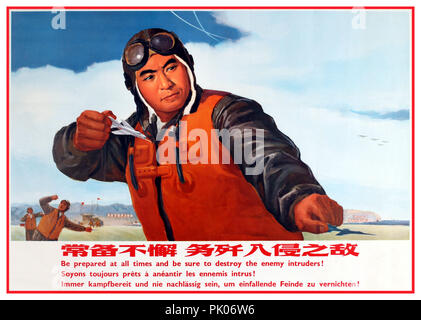 A partire dagli anni settanta vintage originale cinese poster di propaganda: preparati a tutti i tempi e di essere sicuri di distruggere il nemico intrusi! Poster che illustrano cinese azienda pilota due piccoli aerei da combattimento nelle sue mani in un gesto che attacca con più piloti e aerei raffigurato in background, multilingue di seguito il testo in cinese, inglese, francese e tedesco. Formato paesaggio Cina, 1970s Foto Stock