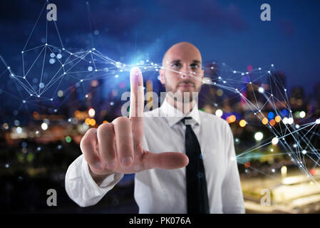 Imprenditore lavora con futuristico interfaccia internet Foto Stock
