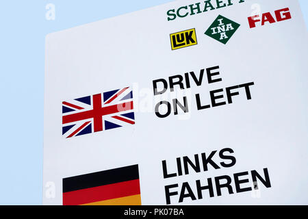 Unità bianco sulla sinistra Cartello stradale con Union Jack Flag visto sulle strade del Regno Unito. Foto Stock