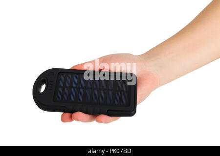 Fonte di energia alternativa, mano trattiene portable Solar Charger isolati su sfondo bianco Foto Stock