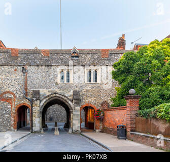 Il Kingsgate con St Swithun-su-Kingsgate chiesa sopra, medieval city gate Kingsgate Street, Winchester, Hampshire, Inghilterra meridionale, Regno Unito Foto Stock