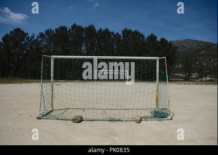 Un vuoto, quasi abbandonato il campo da calcio in Arada montagne nel distretto di Viseu, in Portogallo. Foto Stock