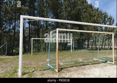 Un vuoto, quasi abbandonato il campo da calcio in Arada montagne nel distretto di Viseu, in Portogallo. Foto Stock