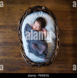 Bambino dorme in vimini Bassket Foto Stock