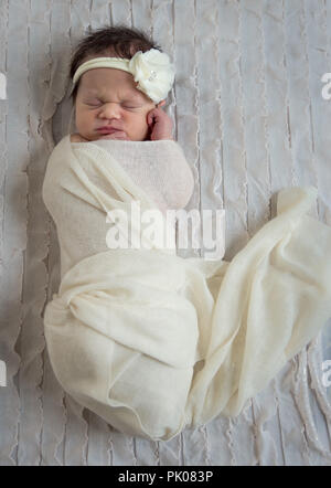 Il neonato in bianco Wrap Foto Stock