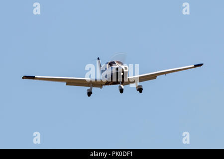 Piper PA-28-236 Dakota (N8438E) sull approccio al Palo Alto Aeroporto (KPAO), Palo Alto, California, Stati Uniti d'America Foto Stock