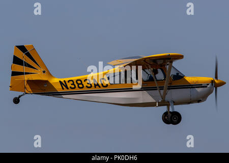 Campione Americano aeromobile Citabria 7ECA (N383AC) sull approccio al Palo Alto Aeroporto (KPAO), Palo Alto, California, Stati Uniti d'America Foto Stock