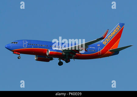 Boeing 737-7BD (N7736A) azionati da Southwest Airlines sull approccio all'Aeroporto Internazionale di San Francisco (KSFO), San Francisco, California, Stati Uniti d'America Foto Stock