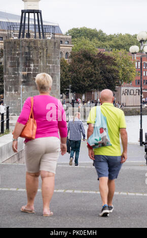 Coppia di mezza età in bright abbigliamento, Bristol, Inghilterra, Regno Unito Foto Stock