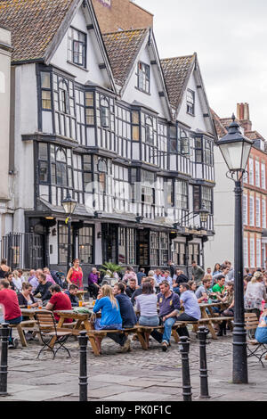 La gente di relax presso un pub in King Street nella città di Bristol, Inghilterra, Regno Unito Foto Stock
