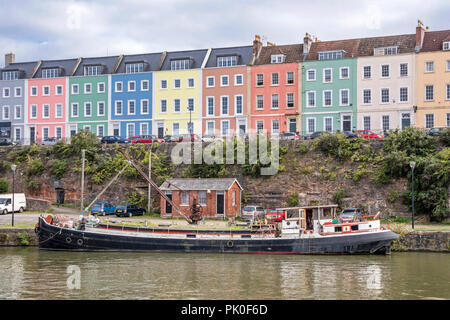 Case colorate nel porto di Bristol, Bristol, Inghilterra, Regno Unito Foto Stock