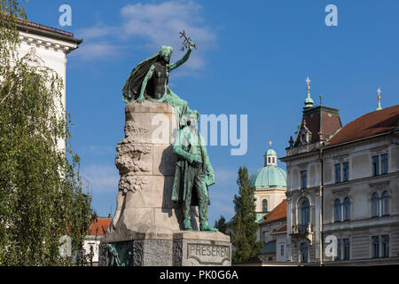 Una statua di bronzo della nazionale slovena poeta France Prešeren con una musa - Lubiana, Slovenia Foto Stock